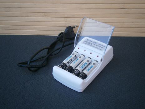 Зарядний пристрій для акумуляторів типу АА та ААА + в комплекті 4 шт аккумулятори АА