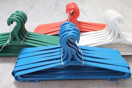 Набор цветных пластиковых вешалок для тяжелой одежды