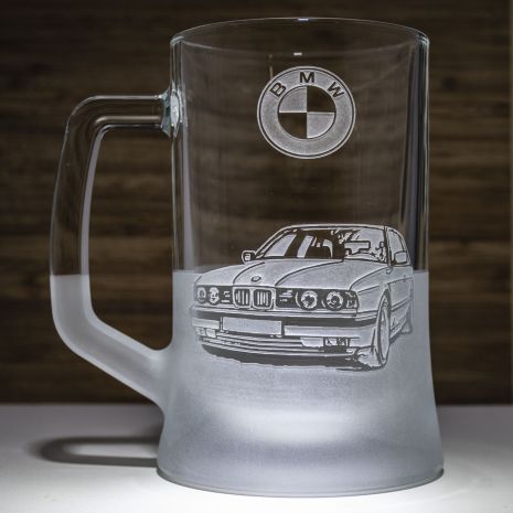 Подарок для автомобилиста Бокал для пива с гравировкой BMW E34 SandDecor