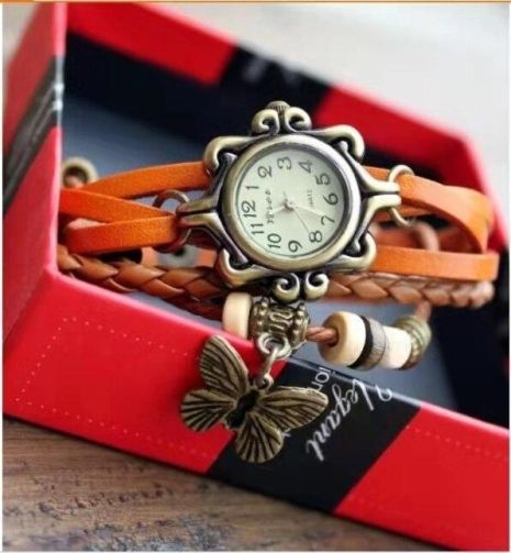 Годинник на помаранчевому шкіряному браслеті.