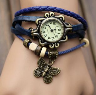 Часы на синем кожаном браслете