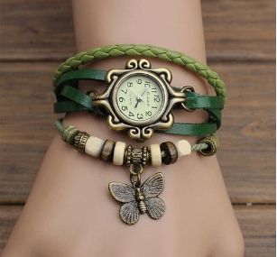 Часы на зеленом кожаном браслете
