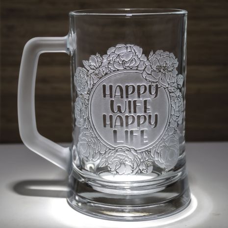 Кружка для пива с ручной гравировкой надписи Happy Wife Happy Life