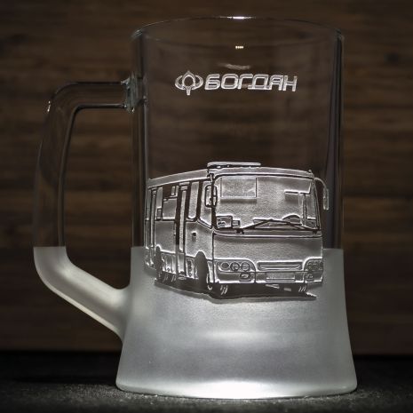 Подарок водителю автобуса БОГДАН - Бокал для пива с гравировкой автобуса Богдан