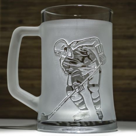 Матовий пивний келих із гравіюванням зображення хокеїста - подарунок уболівальнику
