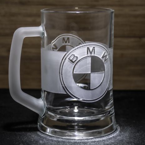 Пивной бокал с гравировкой логотипа BMW с матовой ручкой