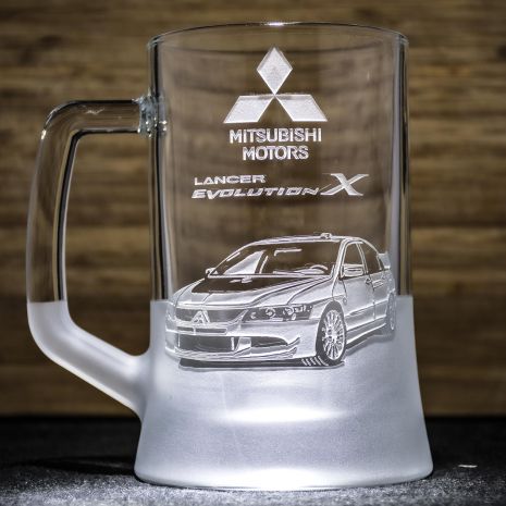 Пивной бокал с гравировкой автомобиля Mitsubishi Lancer EvolutionX - подарок для автолюбителя