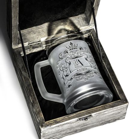 Сувенирный именной бокал для пива с гравировкой Монограммы в деревянной подарочной шкатулке