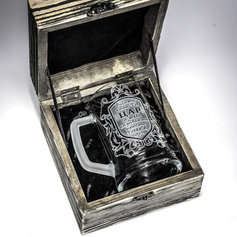 Сувенирный именной бокал для пива с веселой гравировкой в деревянной подарочной шкатулке