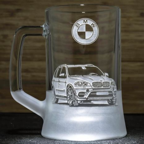 Пивной бокал с гравировкой автомобиля BMW X5 - подарок для автолюбителя