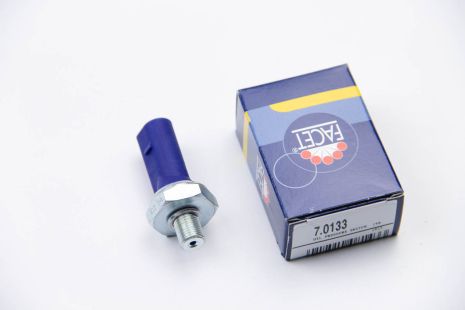 Датчик тиску масла LT 2.5TDI (AGX/ANJ/APA/BBE/BBF), FACET (70133)