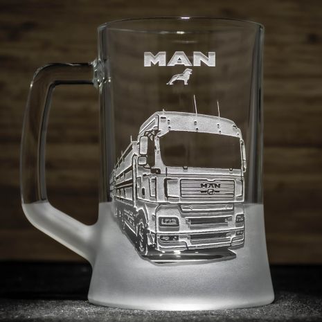Подарок водителю грузовика - дайльнобойщику - Бокал для пива с гравировкой MAN фура с полуприцепом