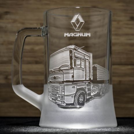 Подарок водителю грузовика - дайльнобойщику - Бокал для пива с гравировкой Renault Magnum фура с полуприцепом
