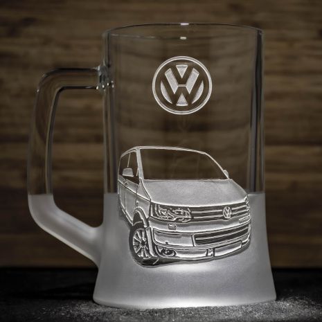 Пивной бокал с гравировкой автомобиля Volkswagen Transporter T5 - подарок для автолюбителя