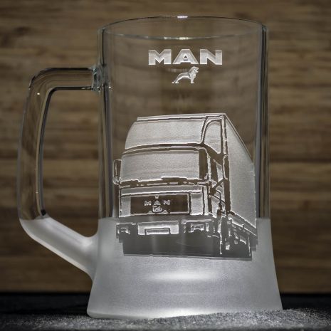 Подарок водителю грузовика - дайльнобойщику - Бокал для пива с гравировкой MAN фургон с полуприцепом