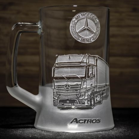 Подарок водителю грузовика - дайльнобойщику - Бокал для пива с гравировкой Mercedes Actros фура с полуприцепом