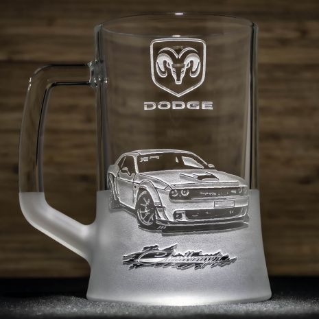 Пивной бокал с гравировкой автомобиля Dodge Challenger - подарок для автолюбителя
