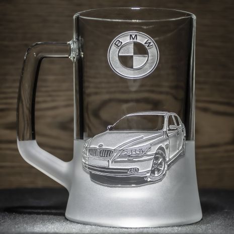 Пивной бокал с гравировкой автомобиля BMW E60 - подарок для автолюбителя