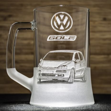 Пивной бокал с гравировкой автомобиля Volkswagen Golf 5 Фольксваген Гольф - подарок для автолюбителя