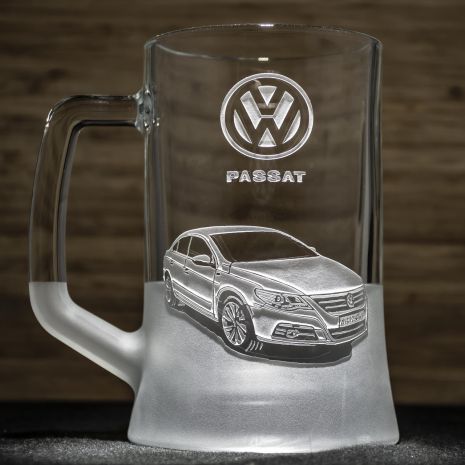 Пивной бокал с гравировкой автомобиля Volkswagen Passat CC Фольксваген Пассат - подарок для автолюбителя