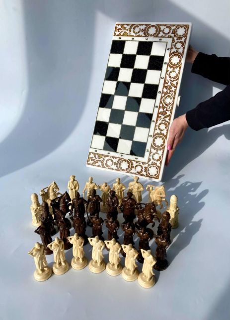 Шахматы из белого акрилового камня, 58×28×5см, со стилизованными фигурами Гетманское войско, арт.190614