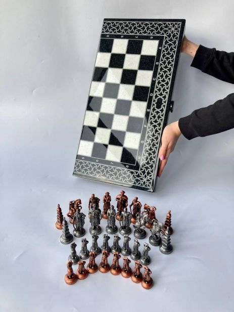 Шахматы, нарды из акрилового камня, 60×30×5см, арт.190637, в середине на игровом поле ЛЕВ