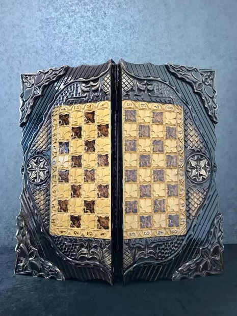 Шахи з дерева 60×30×10см, арт.193301, в середині різьблення під склом: вишуканий подарунок та захоплююча гра.