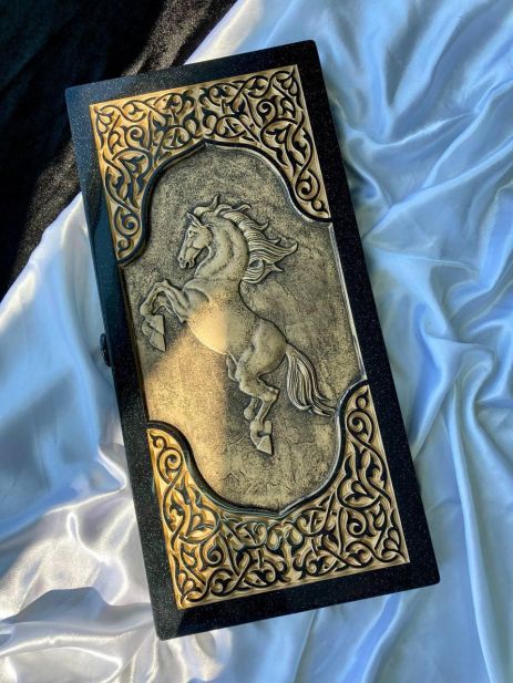 Нарды из чёрного акрилового камня "Конь": подарок для ценителей настольных игр, 58×28×5 см, арт.190638