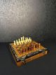 Деревянные шахматы, оформлены резьбой, 33×33 см, арт.191105