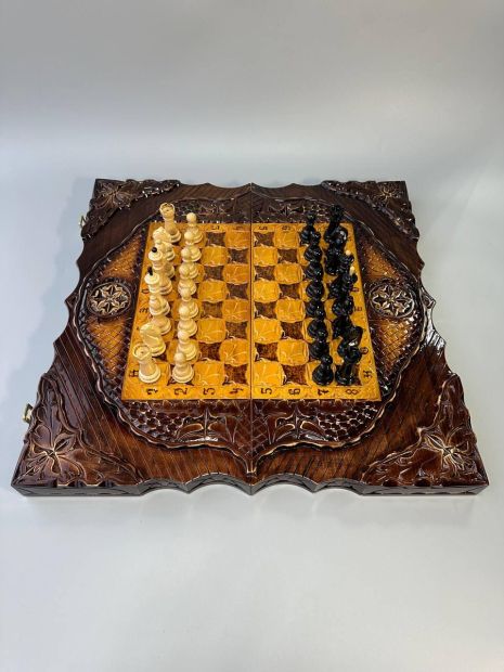 Шахматы из дерева, 60×30×10см, арт.193303, в середине резьба под стеклом - элитный подарок