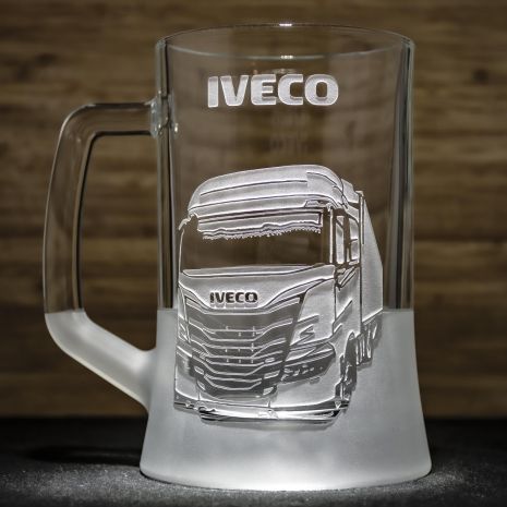 Подарок водителю грузовика - дайльнобойщику - Бокал для пива с гравировкой IVECO фура с полуприцепом