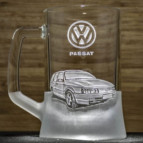 Пивной бокал с гравировкой автомобиля Volkswagen Passat Фольксваген Пассат - подарок для автолюбителя