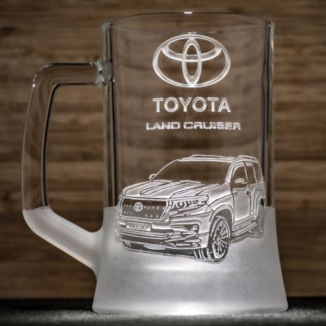 Пивной бокал с гравировкой автомобиля Toyota Land Cruiser Prado - подарок для автолюбителя
