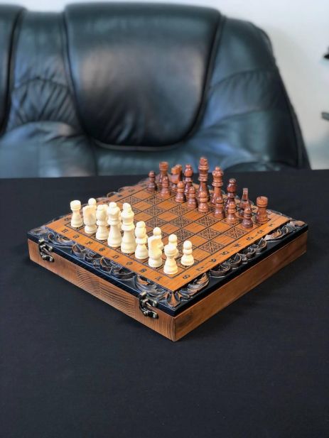 Дерев'яні шахи, 33×33 см, арт.191105, оформлені різьбленням, індивідуальний дизайн