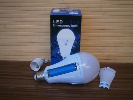 Лампочка світлодіодна аварійна LED 15 Вт 220В цоколь Е-27 із змінними акумуляторами