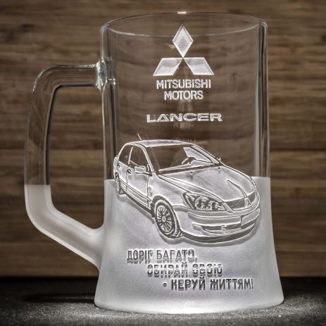 Пивной бокал с гравировкой автомобиля Mitsubishi Lancer Митсубиси Лансер - подарок для автолюбителя
