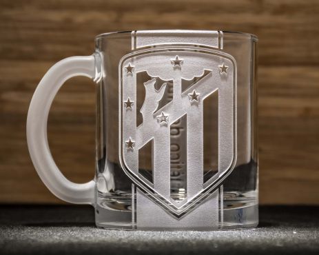 Чашка с гравировкой лого футбольного клуба ФК Атлетико Мадрид Club Atlético de Madrid двухсторонняя с лозунгом