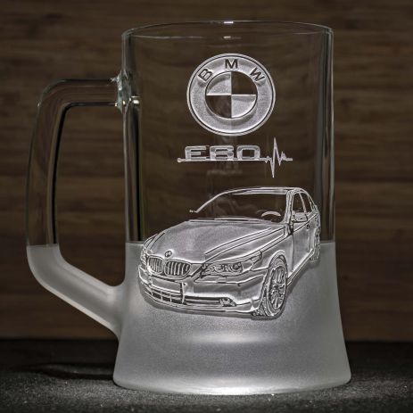 Пивний келих із гравіюванням автомобіля BMW E60 - подарунок для автолюбителя