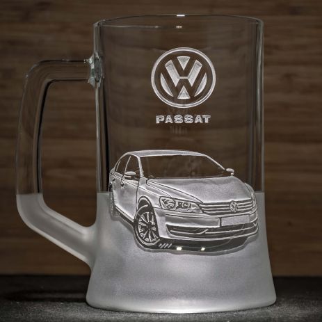 Пивной бокал с гравировкой автомобиля Volkswagen Passat B7 Фольксваген Пассат - подарок для автолюбителя