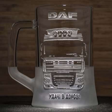 Подарок водителю дайльнобойщику - Бокал для пива с гравировкой грузовик DAF