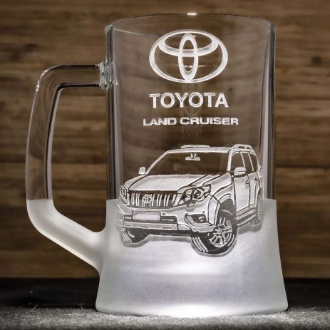 Пивной бокал с гравировкой автомобиля Toyota Land Cruiser Prado - подарок для автолюбителя