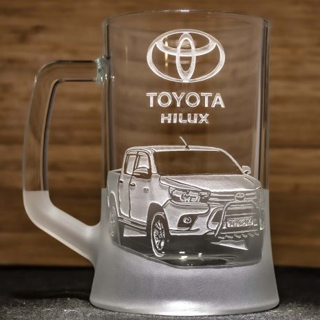 Пивной бокал с гравировкой автомобиля Toyota Hilux Тойота Хайлюкс - подарок для автолюбителя