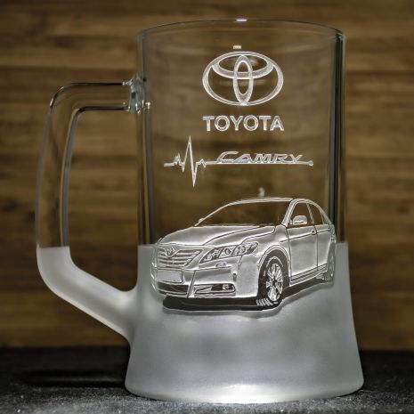 Пивной бокал с гравировкой автомобиля Toyota Camry 40 Тойота Камри - подарок для автолюбителя